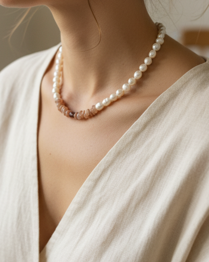 Collar Amanecer Perlado de perla natural de agua dulce, piedra solar y cuarzo con baño de oro 24k.