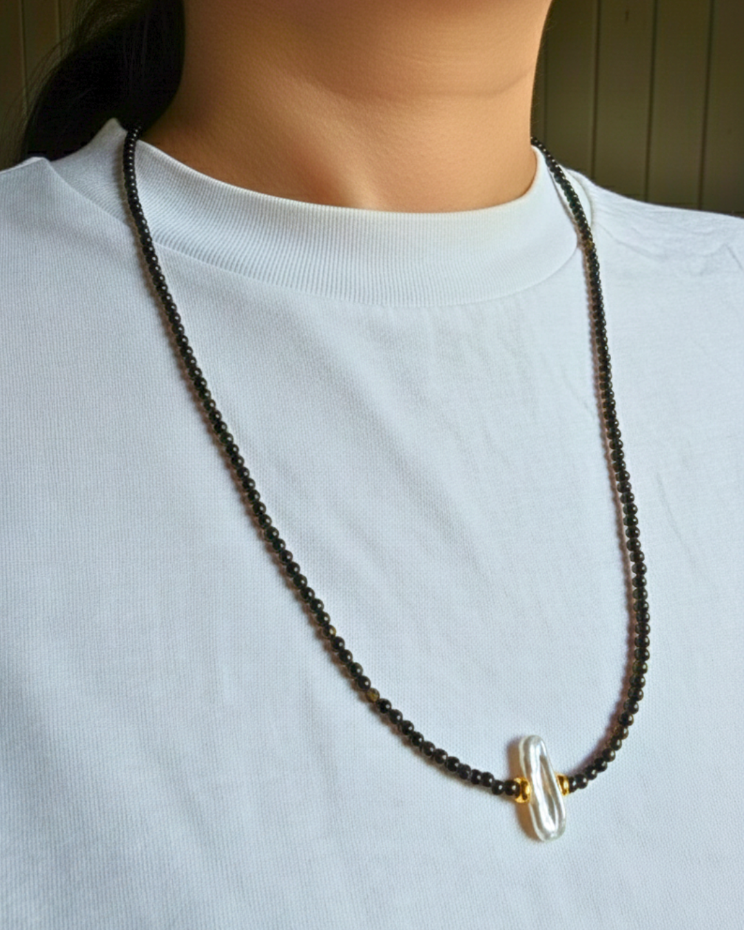 Collar puesto en modelo