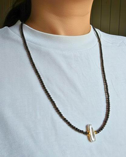 Collar puesto en modelo