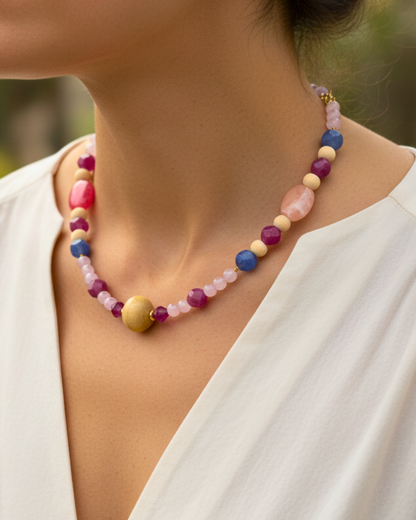 Modelo usando collar Rêve Rosé de turmalina y cuarzo rosa con baño de oro 18k.