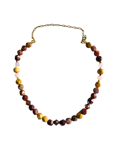 Collar Reflets Ambrés de jaspe mokaita, cuarzo rosado y cristal austriaco con baño de oro 18k.