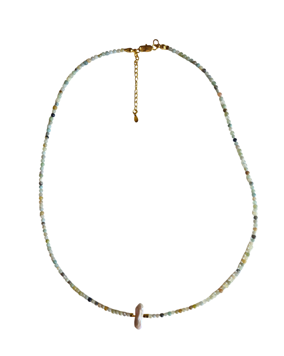 Collar completo sobre fondo blanco