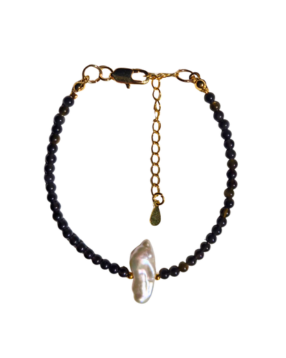 Pulsera en fondo blanco