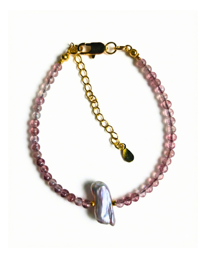 Pulsera en fondo blanco