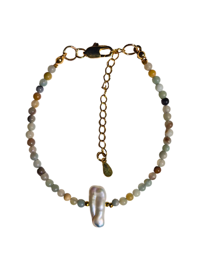 Pulsera en fondo blanco