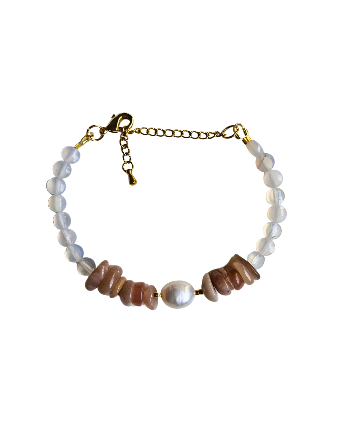 Detalle de perla natural, piedra solar y ágata blanca con cuencas Miyuki oro 24k