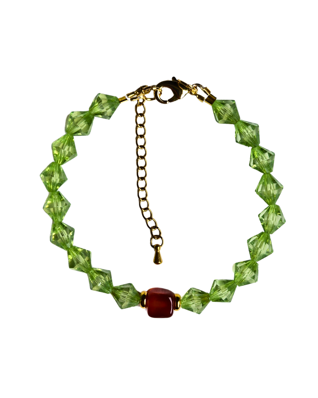 Detalle de vidrio verde diamante y ágata roja de la Pulsera Verde Imperial - PIERRE & CHAÎNE