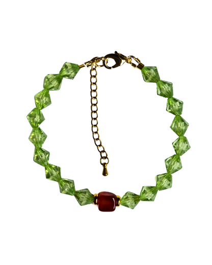 Detalle de vidrio verde diamante y ágata roja de la Pulsera Verde Imperial - PIERRE & CHAÎNE